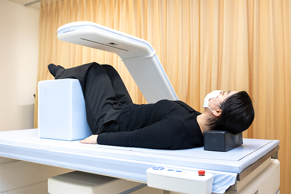 医療法人 天神総合クリニック 院内に骨密度測定の機器を備えているため、受診時の検査が可能