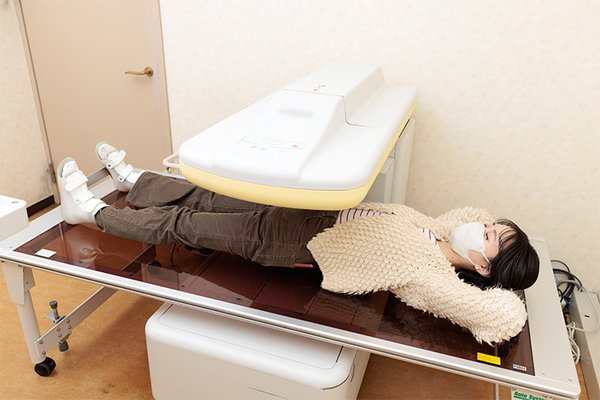 和田整形外科スポーツクリニック 骨密度測定装置で検査する