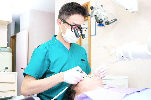 馬場デンタルクリニック 拡大鏡も併用し常に拡大視野で治療に臨んでいる