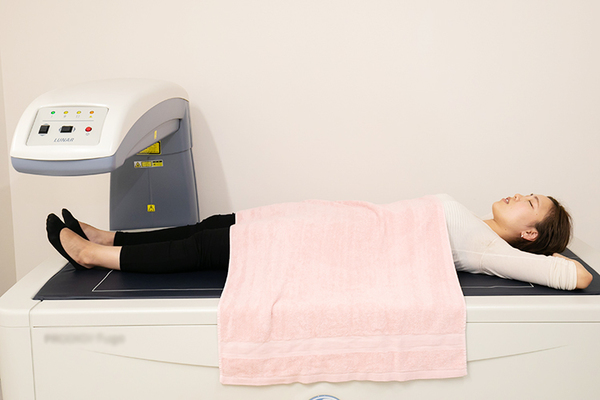 梅森台レオ整形外科・ヒフ科 寝たまま骨密度の検査ができる設備も整えられている