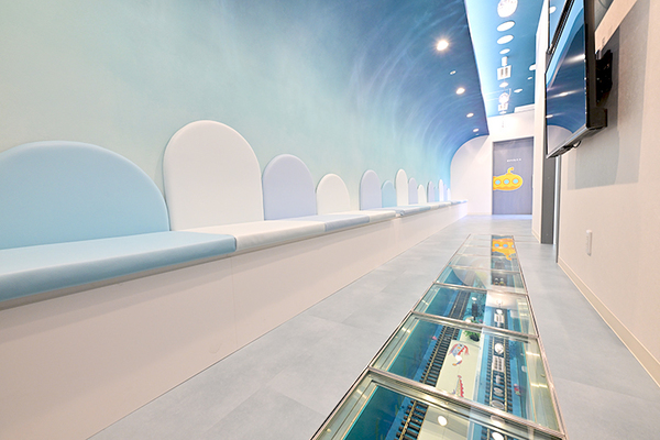 アクアキッズクリニック東池袋院 子どもでもリラックスして待てる待合室