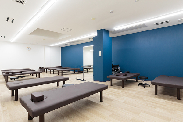 鶴橋整形外科クリニック 患者一人ひとりに合わせたリハビリ指導を行う