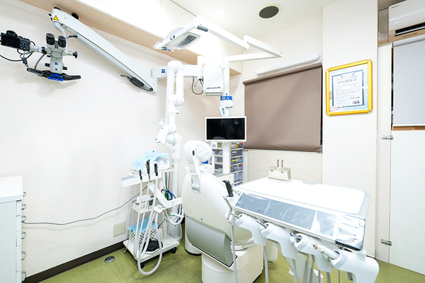 オカダ歯科クリニック 外科処置にも対応できる設備を備えた診察室