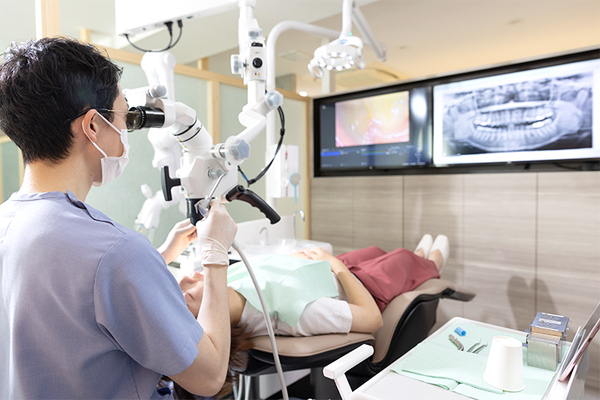 東京神楽坂歯科 マイクロスコープにより治療の様子を動画で撮影することができる