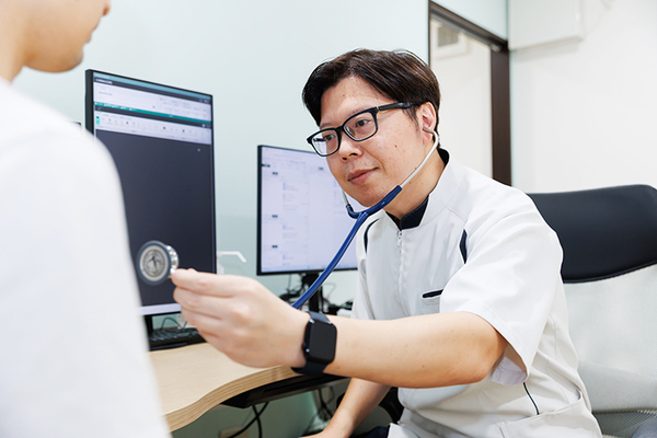 吉川内科クリニック スライドや画像を用いて可視化し、丁寧な説明を心がけている