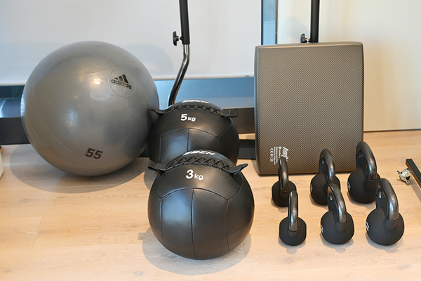 高輪ゲートウェイ駅前整形外科クリニック 体の使い方を整えるための、多彩なリハビリ用具