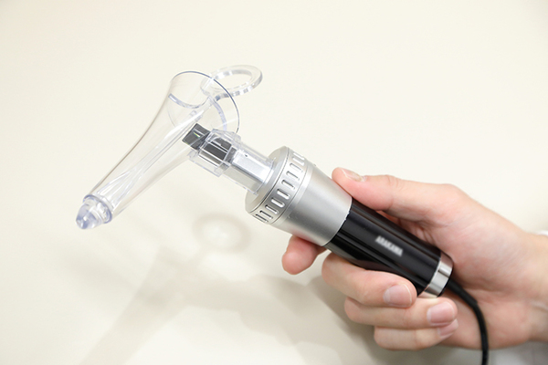 大阪大手前つぼもと消化器内視鏡・肛門外科クリニック 痔の治療機器。患者の負担に配慮した治療に注力している