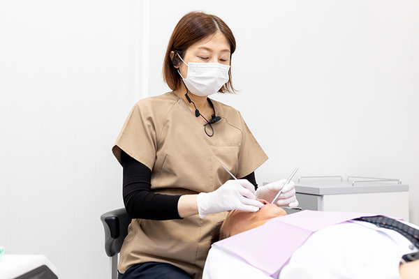 はこざきデンタルクリニック 患者それぞれの健康状態や口腔内を総合的に判断し、施術を行う