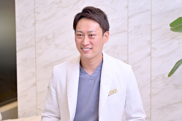 白金SAIKI DENTAL CLINIC マウスピース型装置は目立ちにくいことがメリットと話す齊木院長