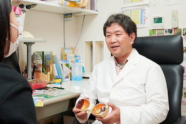 野村眼科 「近視が将来の失明リスクを高めることも」と説明する院長
