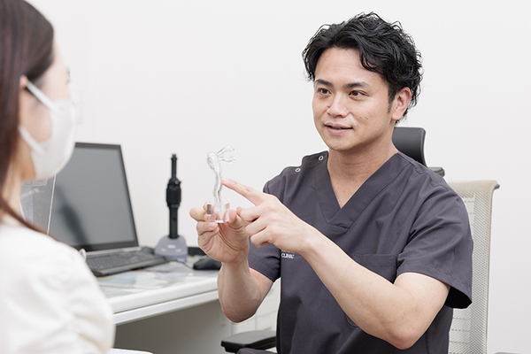 玉城眼科 模型を使用して涙道の説明をしている