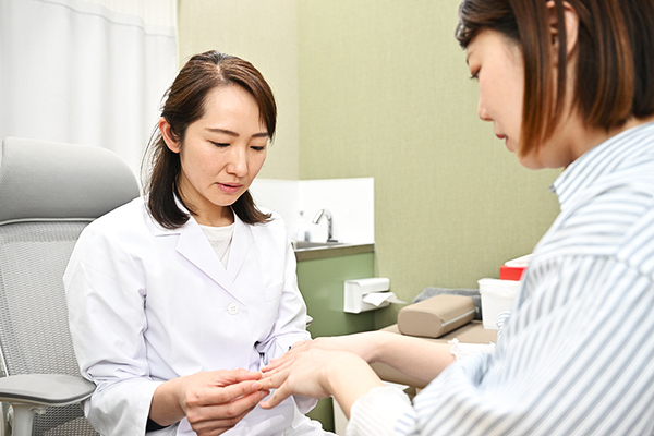 光が丘高松5丁目皮フ科 丁寧な触診とヒアリングは欠かさない。時間をかけて原因を探る