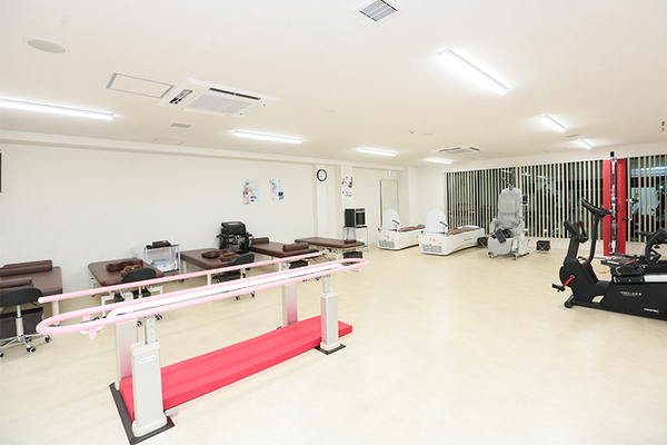 ひろき整形外科 広いリハビリ室を完備。意欲を持って取り組める環境