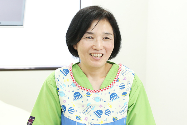 さちこども歯科 母親のニーズに合わせ処置をする歯科衛生士の西さん