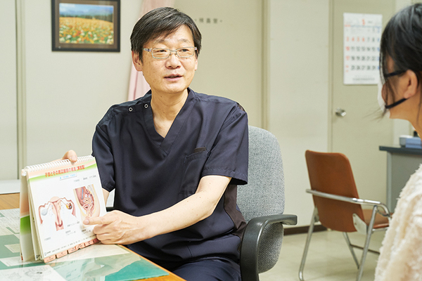 井上産婦人科クリニック 資料などを用いて、丁寧に説明を行う