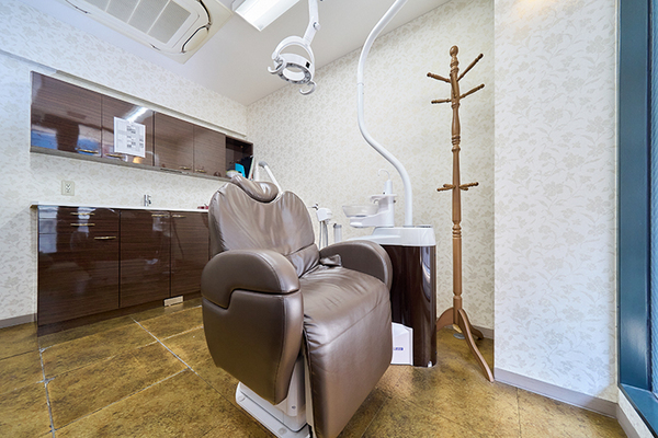 Mori Dental Clinic ゴールドの床で気分を上げられるユニットルーム