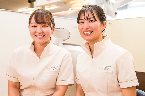 柄歯科医院 歯科衛生士の岡村朱紗さん、日野仁美さん。担当制で患者に対応