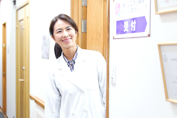 横浜こころと脳波・てんかんのクリニック 診療の際は、院長自ら診察室を出て患者を迎える