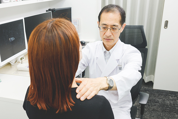 金沢内科クリニック 甲状腺の状態を丁寧に触診していく