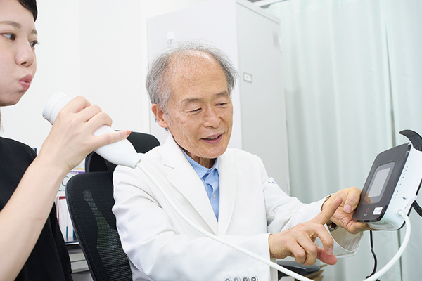 椿内科クリニック 喘息の診断のために、呼気NO検査を実施