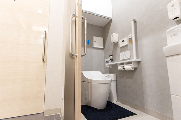 板橋駅前さとう消化器・内視鏡クリニック トイレは落ち着く空間に。女性のためにサニタリーボックスも設置