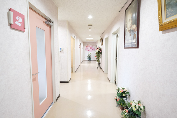 秋山歯科医院 歯科技工士と密に連携し、精密な仕上がりを追求している