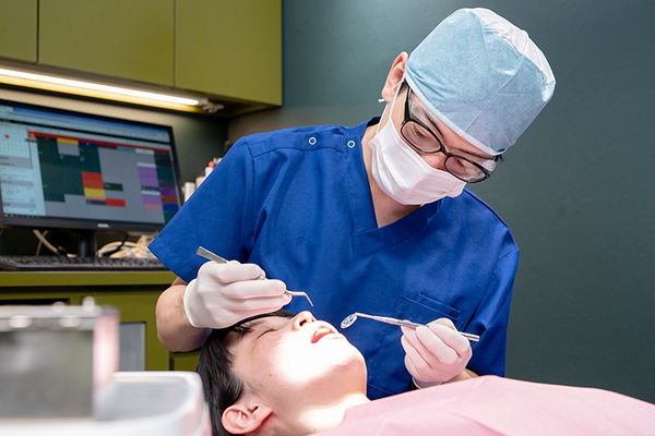 AKAZA DENTAL CLINIC 歯の保存修復を専門とする野村先生。専門性を生かした診療を行う