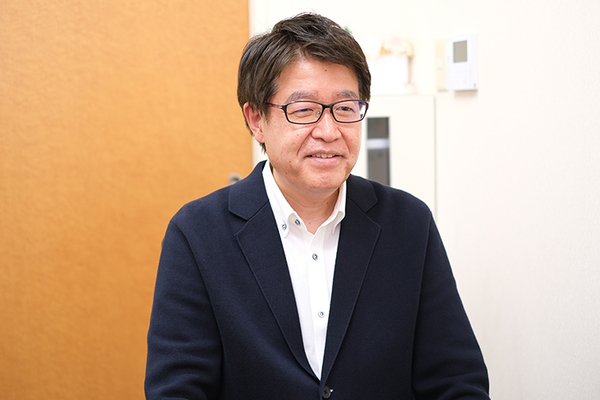 フィールファインクリニック 「頑張りすぎる人ほど早めの相談が大切」と話す岡本院長