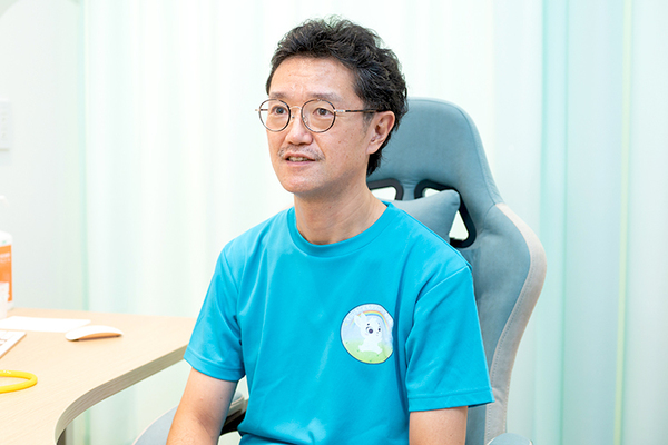 そらいろこどもクリニックありあけ 不安な気持ちに耳を傾けながら丁寧に診察する院長