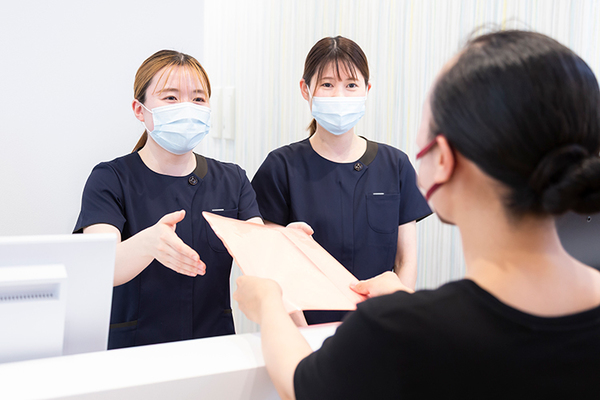 うえだ内科ファミリークリニック 診療科ごとに受付が分かれているがスタッフ間で連携する
