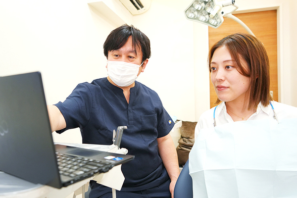 白楽とみやま歯科クリニック 患者自身にも患部を見てもらい、口腔内の状態を把握してもらう