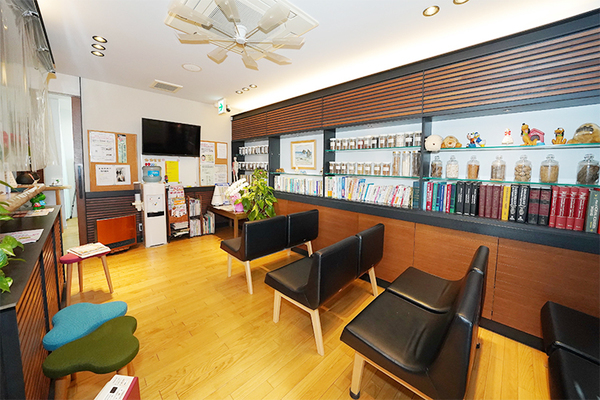 吉田内科クリニック 落ち着いた雰囲気の待合室