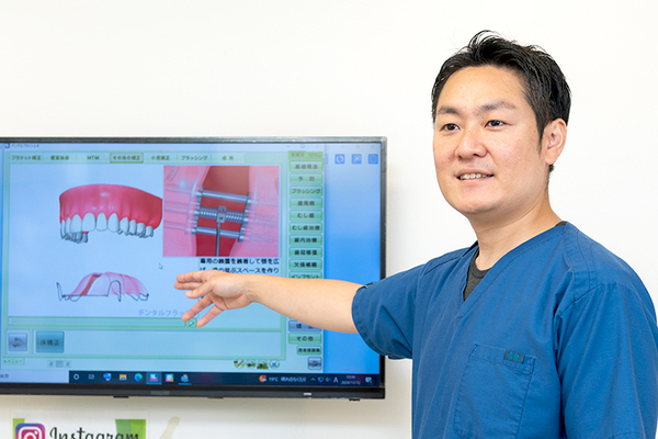 阿佐ヶ谷パール歯科・矯正歯科 治療イメージなどの説明には大きなモニターを使用