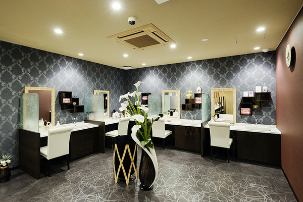 本郷安富クリニック 以前の診療所と比べ、洗顔スペースが2ヵ所から4ヵ所に増設