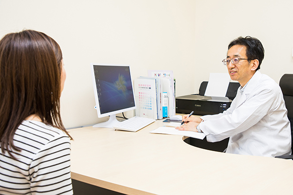 山内メンタルクリニック 初診では親子関係から現在に至るまで時間をかけ話を聞く