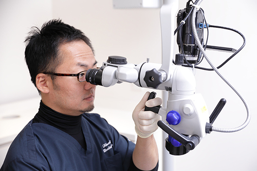 マイクロスコープが歯科医師の目となり 精密な歯科治療を可能に