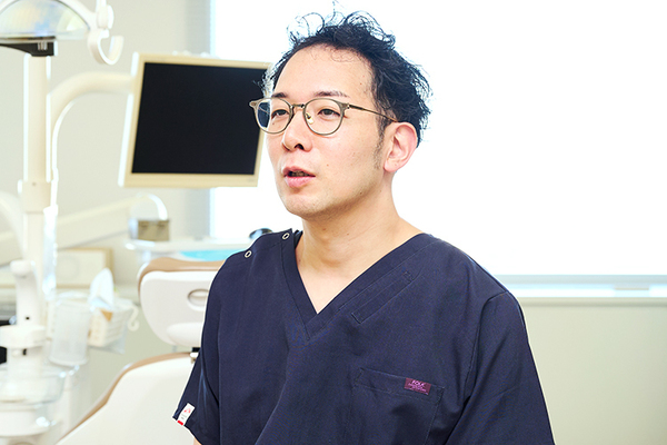 スカイビル歯科 素材だけでなく、歯科医師と技工士の技術も重要だと語る三島院長