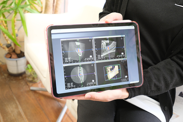 芦屋浜歯科クリニック CTを使用ししっかりと説明している