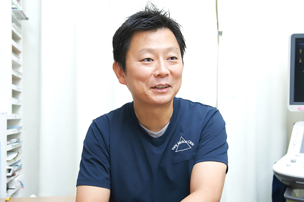 姜内科クリニック 早期受診の重要さについて詳しく話す姜院長