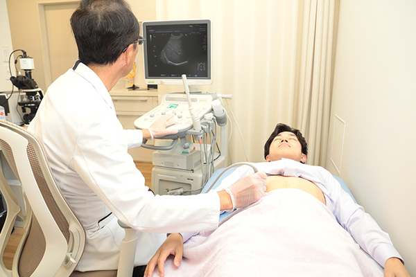 ふじのもり腎泌尿器科クリニック 腹部エコーによる前立腺肥大症の診察を行う