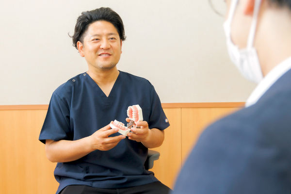 市川歯科 患者一人ひとりの年齢や口の状態に合わせた指導を行う