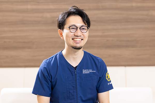 VERNO SKIN CLINIC 自宅での念入りなアフターケアも大事と話す石井理事長