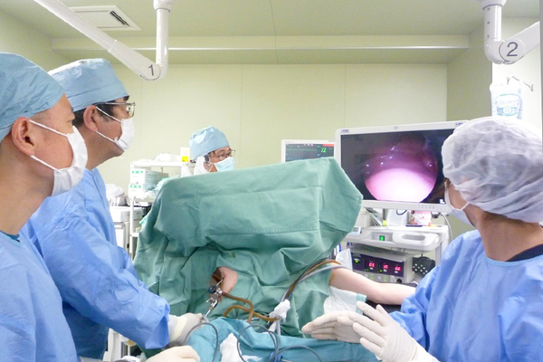 おだクリニック日帰り手術外科 3mmの胸腔鏡を用いて手術を行う
