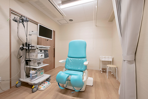 港南台かわかみ泌尿器科クリニック 清潔感のある院内には、各種検査機器が充実している
