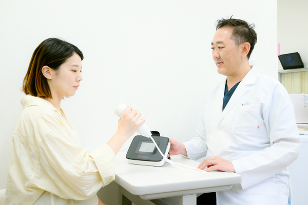 蒲田駅前内科・泌尿器科・皮膚科クリニック 医師の指導のもと、検査を実施する