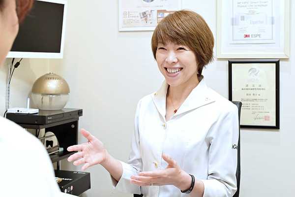 ひらおかデンタルクリニック 食いしばりや歯ぎしりの心身への影響について話す松谷院長