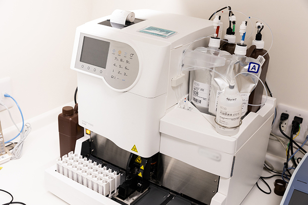 溝の口おかもと糖尿病内科 HbA1cの検査結果が即日わかる大学病院レベルの検査機器
