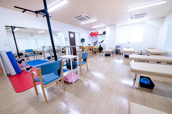 池尻大橋せらクリニック リハビリテーション室。さまざまの手段を用意する
