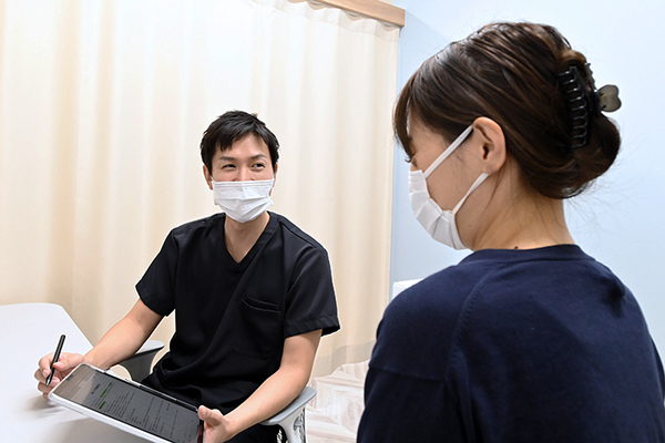 千里皮膚科 わかりやすい説明とカウンセリングを行っている