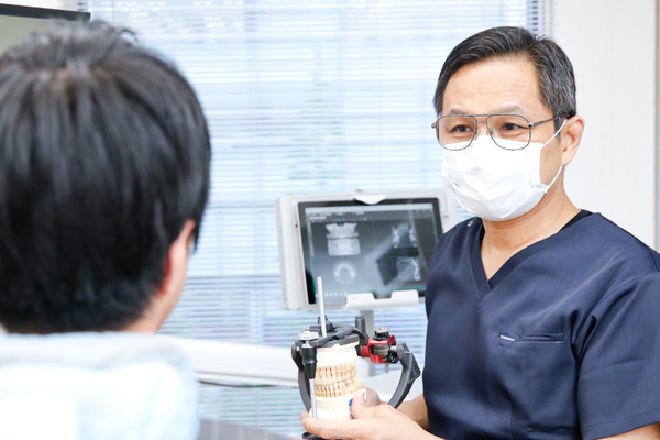 八重洲中央歯科 精密な治療を積み重ね、正確性の高い治療をめざせると話す